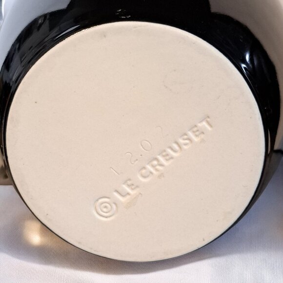 Le Creuset Stoneware Large 2Qt Pitcher Water Jug Black 9" Tall 12-25 - Picture 16 of 16